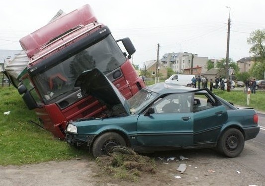 Tragedia na 66. Zderzenie audi 80 ze scanią. Pasażer audi nie przeżył (zdjęcia)