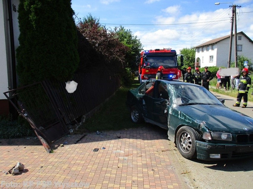 Wypadek w Jackowie Dolnym. Wypadł z drogi, uderzył w ogrodzenie