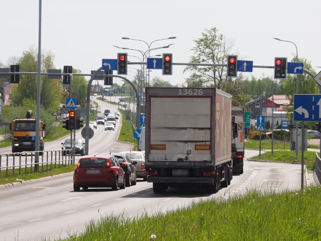 W godzinach szczytu korek tutaj liczy kilkaset metrów. Auta wstrzymuje czerwone światło. A zielone świeci wtedy dla nikogo.