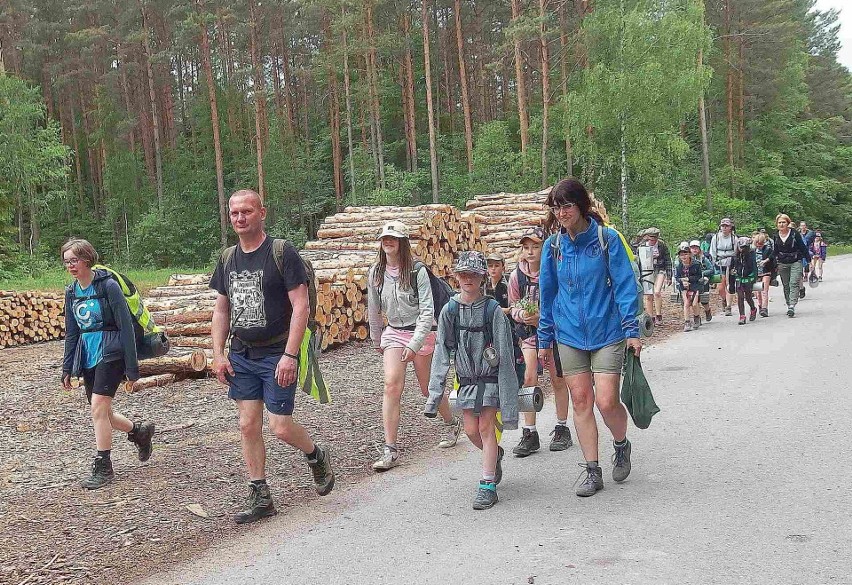 Maszerują harcerze z Chełmży w województwie...