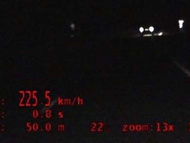 Kadr z policyjnego nagrania. Kierowca tego BMW jechał 225 km/h