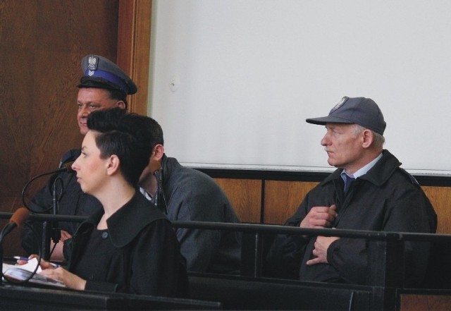 Bogusław S. (nz. schowany się za swoim obrońcą) został skazany na karę 10 lat pozbawienia wolności za zabójstwo kolegi.