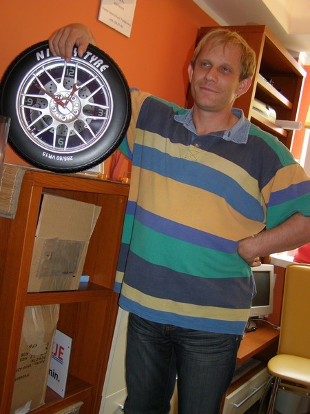 Roman Polny jest głogowianinem, prowadzi szkołę nauki jazdy "Pirat&#8221;. Został instruktorem, bo kocha samochody.