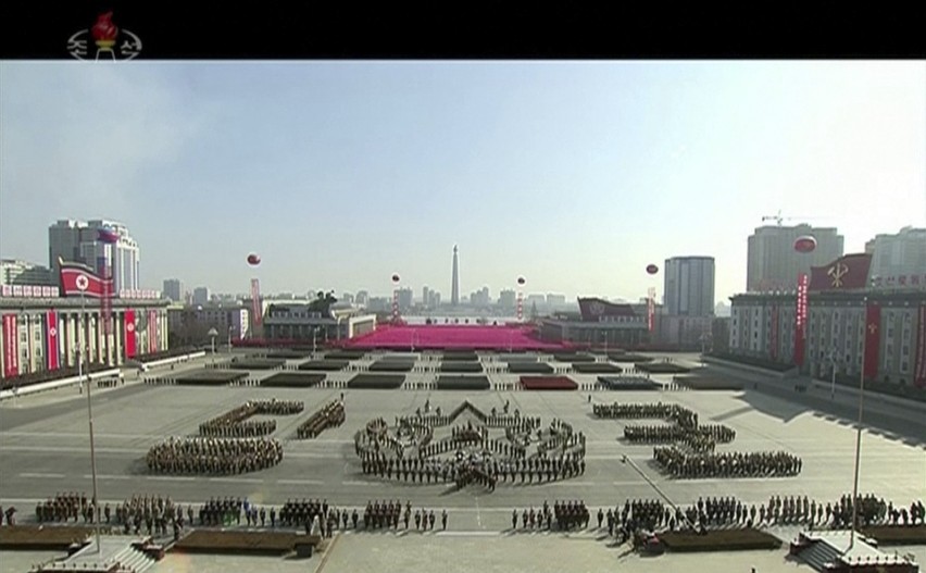 Korea Północna: Defilada wojskowa w Pjongjangu [ZDJĘCIA] Przed igrzyskami w Pjongczangu Kim Dzong Un pręży muskuły [WIDEO]