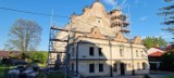Gmina Lesko remontuje słynną synagogę, na pierwszy ogień poszła wieżyczka. Nie będzie już dachu z niebieskiej folii [WIDEO]