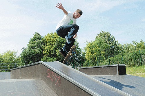 Wyczynowcy na deskach mogą znowu szaleć w skateparku przy ul. Fałata. 