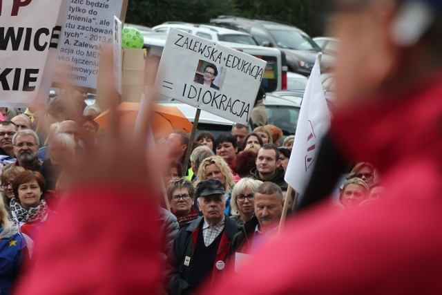 W poniedziałek nauczyciele protestowali przed urzędem wojewódzkim