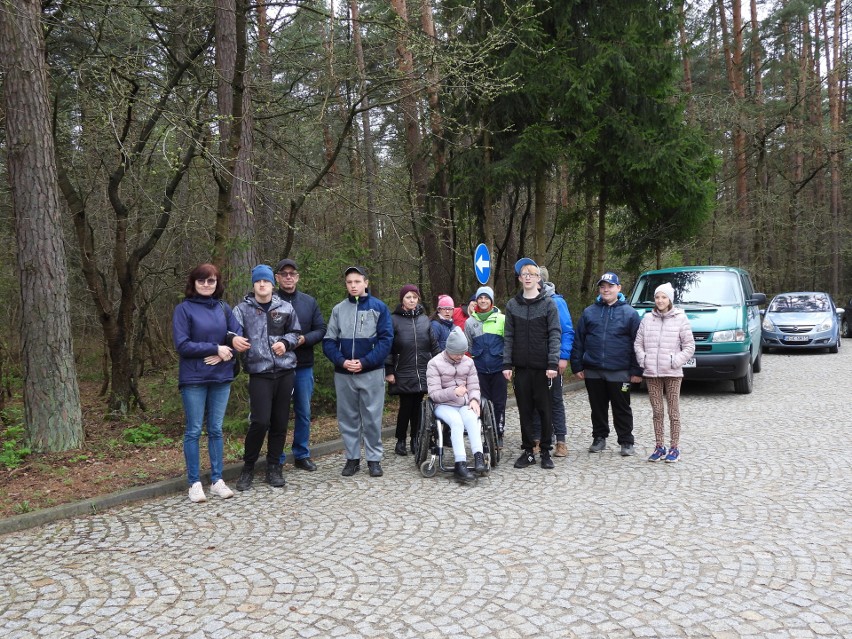 Uczniowie z SOS-W z Zuzeli zasadzili drzewo w Lesie Korczakowskim. 25.04.2022