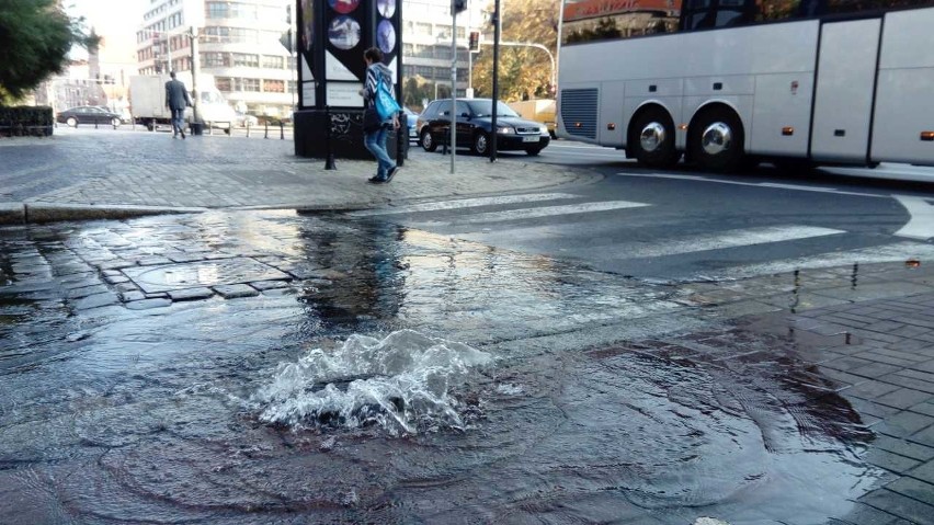 Woda leje się na placu Kościuszki. O co chodzi? [ZDJĘCIA]