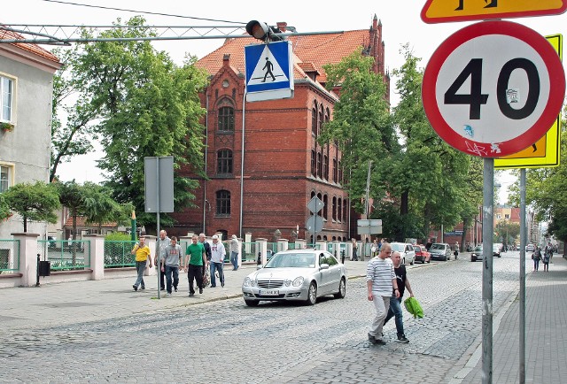 Przejazd ul. Sienkiewicza w Grudziądzu to prawdziwa droga przez mękę. Kostki, z której  wykonano jej nawierzchnię dawno się już pozapadały.  A jeżdżą nią nie tylko samochody, ale także autobusy miejskiej komunikacji. 