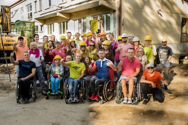 Przyszli mieszkańcy czekają na swoją Osadę. Wierzą, że tutaj „staną” na nogi, nawet jeśli to będzie tylko lepsza samoobsługa. Po prostu odzyskają godność