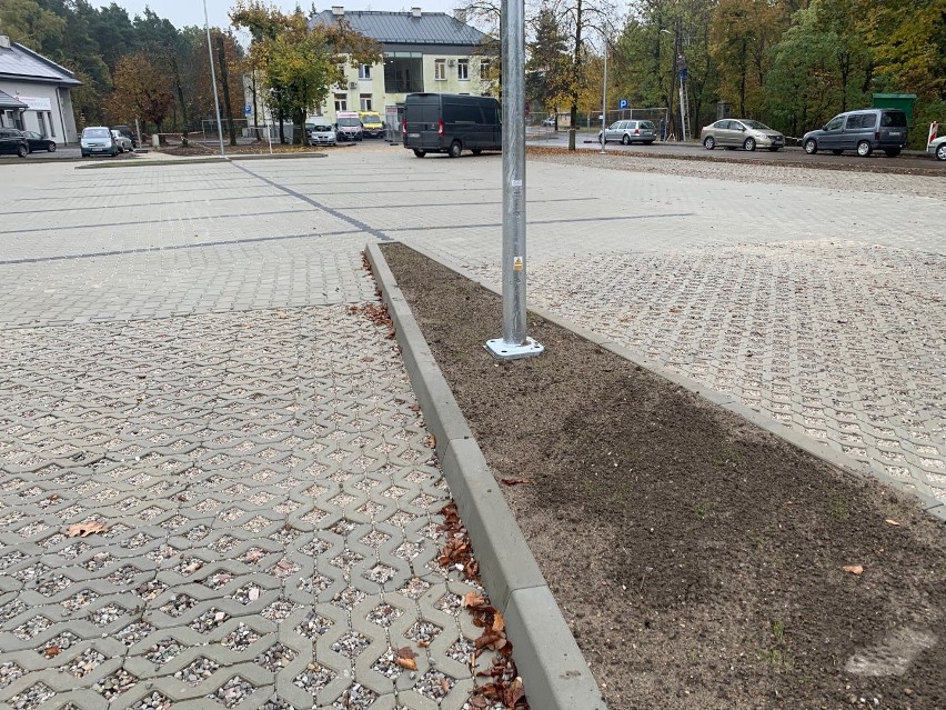 Parking przy ZOZ-ie od ulicy Spacerowej w Białobrzegach gotowy. Jest nowa nawierzchnia i oświetlenie
