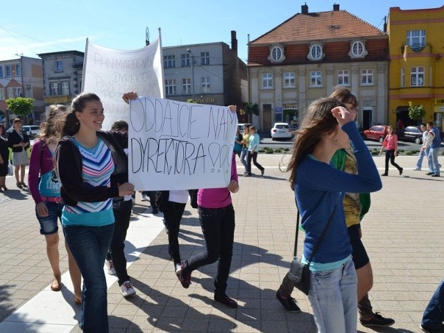 "Oddajcie nam dyrektora!!!&#8221; - głosiły transparenty, z którymi w maju młodzież protestowała przed kcyńskim ratuszem