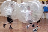 Grali w piłkę w... dmuchanych kulach. Zobacz zdjęcia i wideo z meczu Bubble Soccer