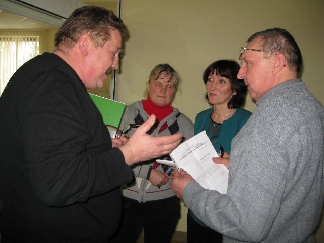 Radosław Gralec (z lewej) udzielał wyjaśnień także w przerwie sesji 