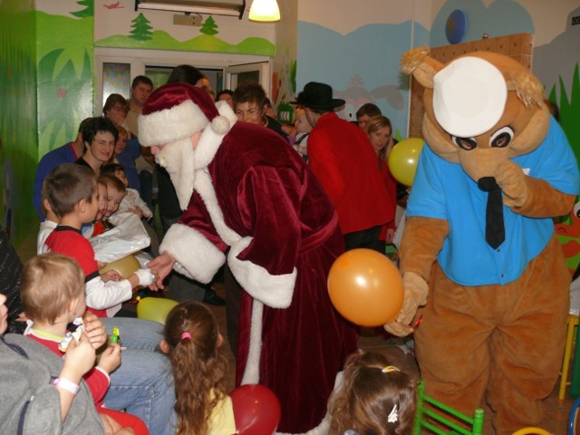 Święty Mikołaj u dzieci w szpitalu w Stalowej Woli.