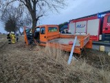 Wypadek koło Zwolenia. 50-letni kierowca iveco uderzył w drzewo. Dwie osoby zostały ranne