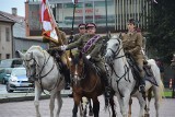 Miechów. Deszczowe powitanie Kadrówki. Nie wszyscy dotarli na Rynek