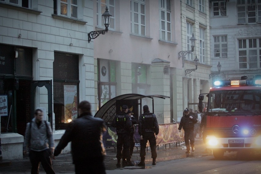 Wrocław: Pożar w pasażu Niepolda. Palił się klub Mundo 71 przy Ruskiej (FILM, NOWE ZDJĘCIA)