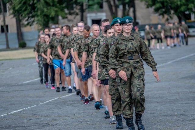 W przyszłym roku wojskowych rezerwistów czekają spore zmiany. Mogą spodziewać się dłuższych ćwiczeń,  na które trzeba będzie się też szybko stawić.Po niedawnych publikacjach w ogólnopolskich mediach dotyczących przyszłorocznych szkoleń rezerwistów wielu Czytelników zaczęło wypytywać nas o szczegóły zmian.- Rok 2020 będzie rokiem rezerwistów - poinformowano nas Wojewódzkim Sztabie Wojskowym w Bydgoszczy. Ilu z nich zostanie powołanych, nie wiadomo, ponieważ większość informacji dotyczących szkoleń oraz statystyk nie jest jawna.