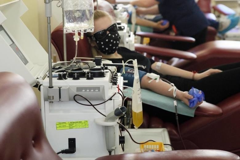 Osocze z krwi ozdrowieńców ratuje życie tym, którzy walczą z...