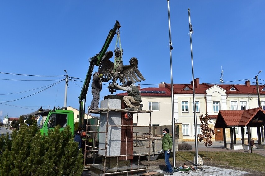 Baranów Sandomierski. Pomnik Orła Piastowskiego dumnie prezentuje się na rynku (ZDJĘCIA)