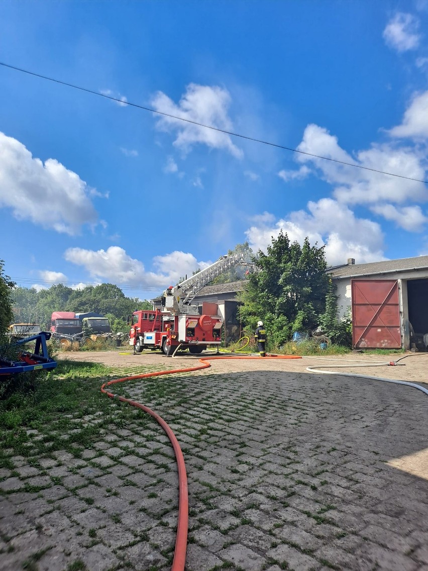 W gminie Przysucha wybuchł pożar, zapalił się dach garażu na terenie firmy w Skrzyńsku