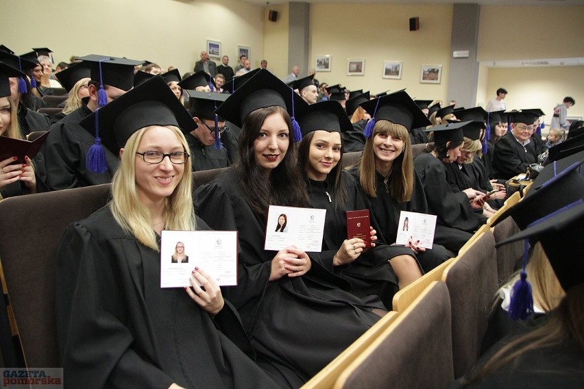 Dyplomy otrzymało dwustu byłych już studentów administracji,...