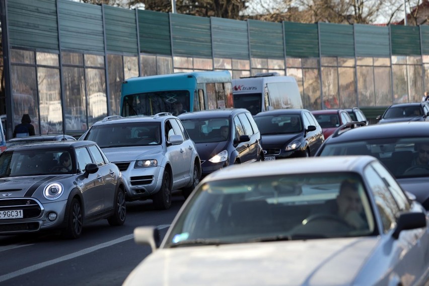 Tylko w marcu tego roku przeciętny zmotoryzowany krakowianin...