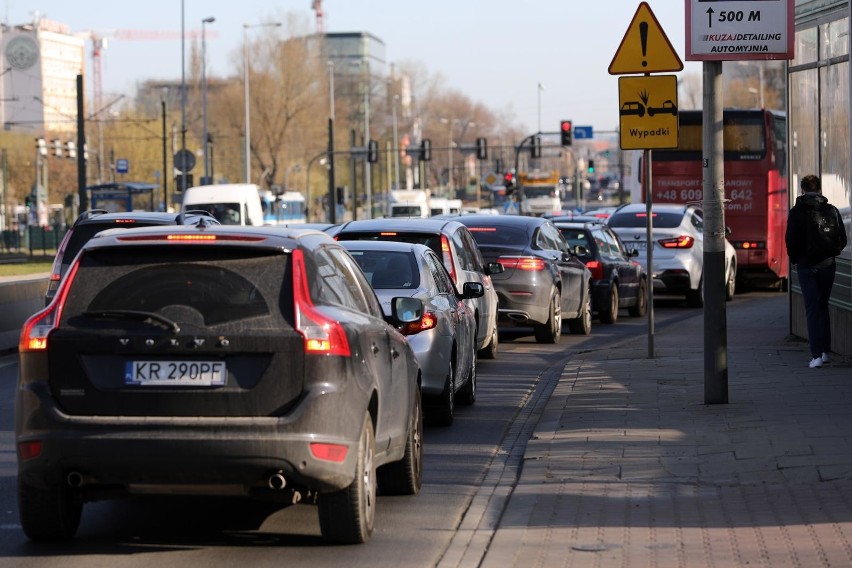 Tylko w marcu tego roku przeciętny zmotoryzowany krakowianin...