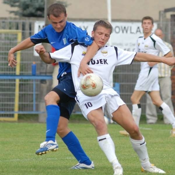 Tomasz Kaleta (z lewej), obecnie piłkarz Ruchu Zdzieszowice, doskonale wie, co czeka zespoły z Opolszczyzny w następnym sezonie. Przekonał się o tym w III lidze, gdy w barwach TOR-u Dobrzeń Wielki walczył z kilkoma drużynami z województwa śląskiego.