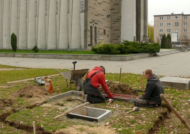 Wylewanie fundamentów pod pomnik Pamięci Matki Sybiraczki.