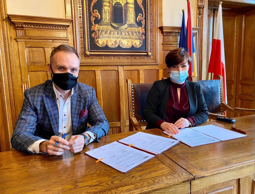 We wtorek 16 marca burmistrz Gabriela Staszkiewicz podpisała...