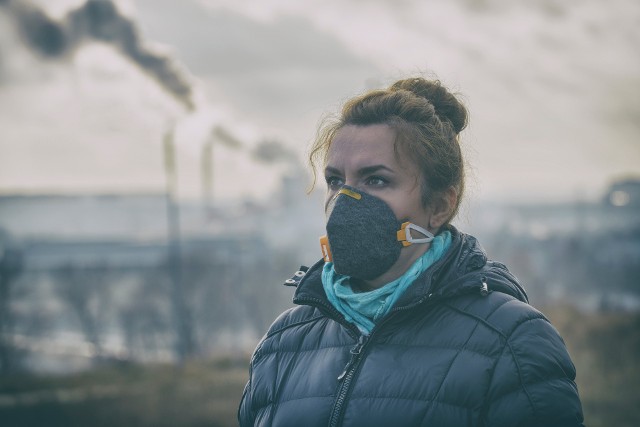 Smog to konglomerat zanieczyszczeń powietrza, z których tylko niewielką część może zatrzymać zwyczajna maska przeciwpyłowa.