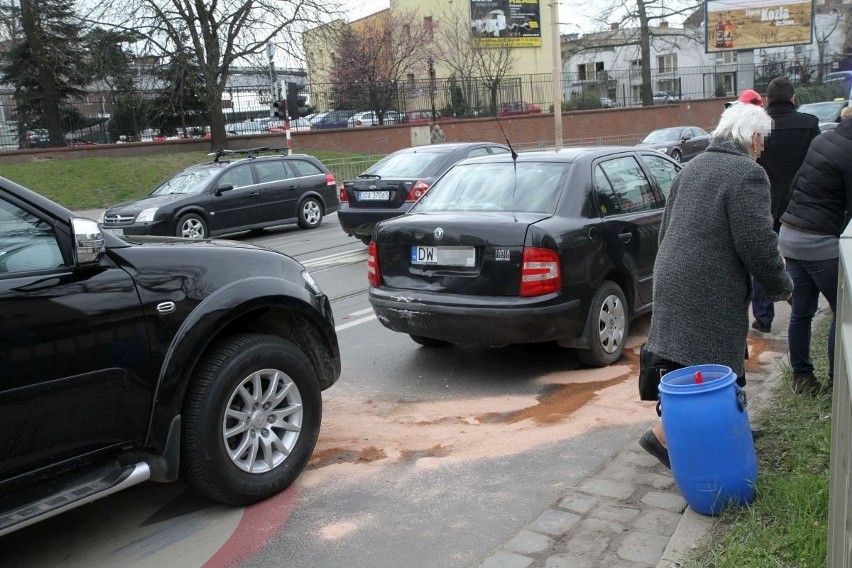 Wrocław: Wypadek na placu Staszica. Zderzyły się ford, skoda i mitsubishi (ZDJĘCIA)