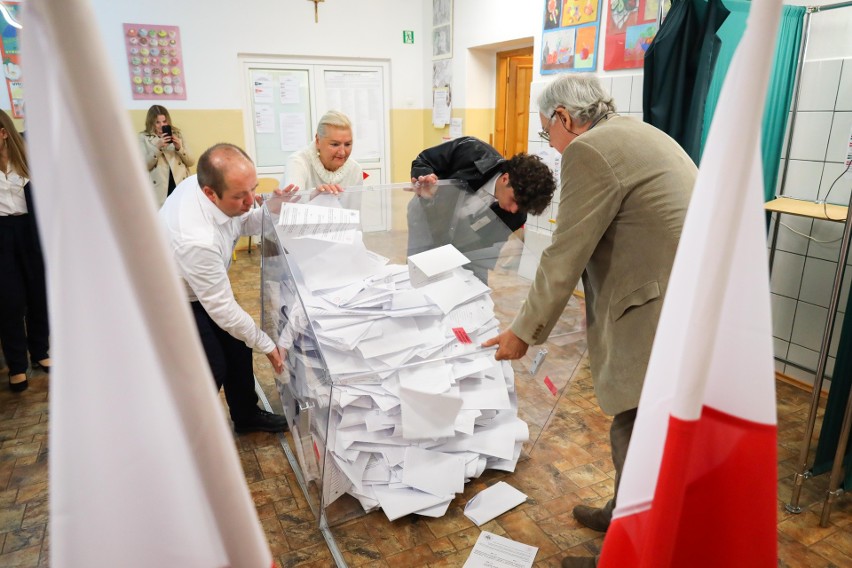 Wybory 2023. Trwa liczenie głosów w Rzeszowie [ZDJĘCIA]