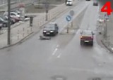 Zobacz, jak w 10-latka uderza samochód na przejściu (wideo)