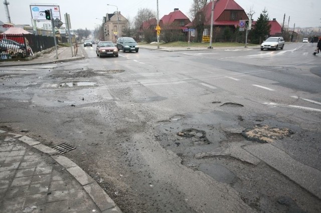 Na ulicy Limanowskiego przy skrzyżowaniu z Suchą drogowcom zabrakło asfaltu, bo zaklejona jest tylko połowa dziury