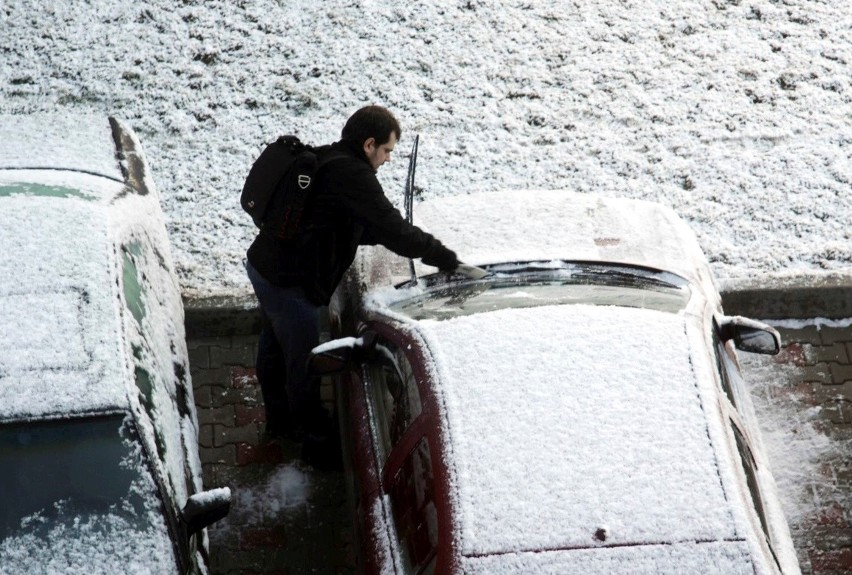 07.12.2011 lublin auto mroz skrobanie szyba snieg fot....