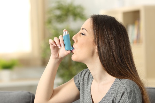 Łagodzenie objawów astmy polega na przyjmowaniu leków rozszerzających oskrzela, głównie w postaci wziewnej. Ich działanie nie jest niestety pozbawione skutków ubocznych i nie zawsze przynosi oczekiwane skutki.