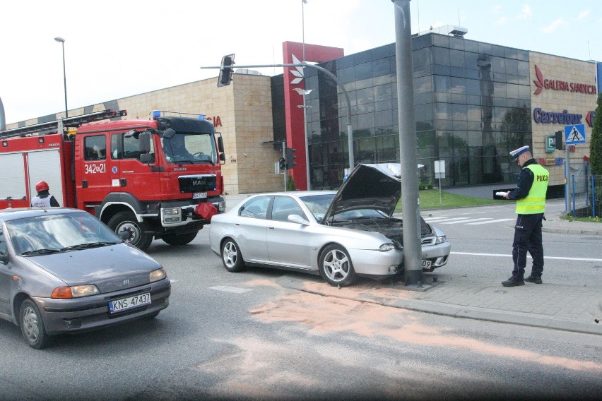 Nowy Sącz. Kierowca alfy romeo wjechał w słup na środku ul. Węgierskiej [ZDJĘCIA, WIDEO]