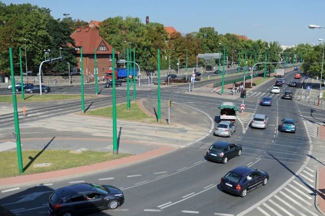 Rondo JeziorańskiegoStworzono mały okrąg i zbyt małą liczbę pasów, przez to notorycznie korkują się wszystkie drogi dojazdowe.