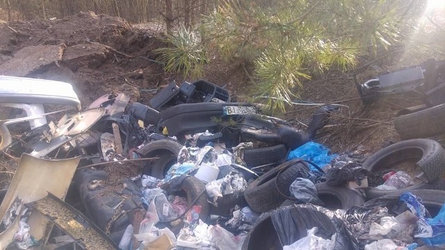 Koło zakładu mechanicznego, w lesie koło Michałowa jest dzikie wysypisko śmieci - zaalarmował nas Czytelnik, który wysłał nam zdjęcia. - Dodatkowo śmieci są ciągle dowożone.