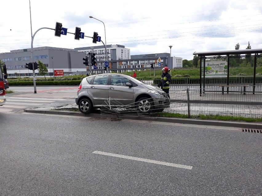 Wypadek na Borowskiej. Mercedes wjechał w ogrodzenie (ZDJĘCIA)