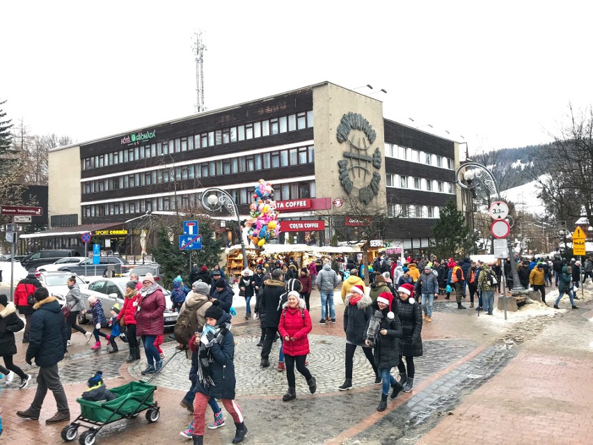 Sylwester w Zakopanem. Miasto pęka już w szwach. Tłumy ludzi, korki, znów brakuje wody 