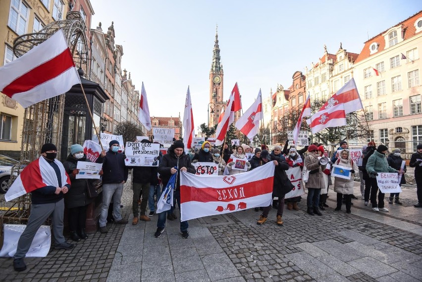 Gdańsk solidarny z obywatelami Kazachstanu i Białorusi. Pod Fontanną Neptuna odbyły się protesty