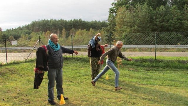 Uczestnicy pikniku świetnie się bawią.