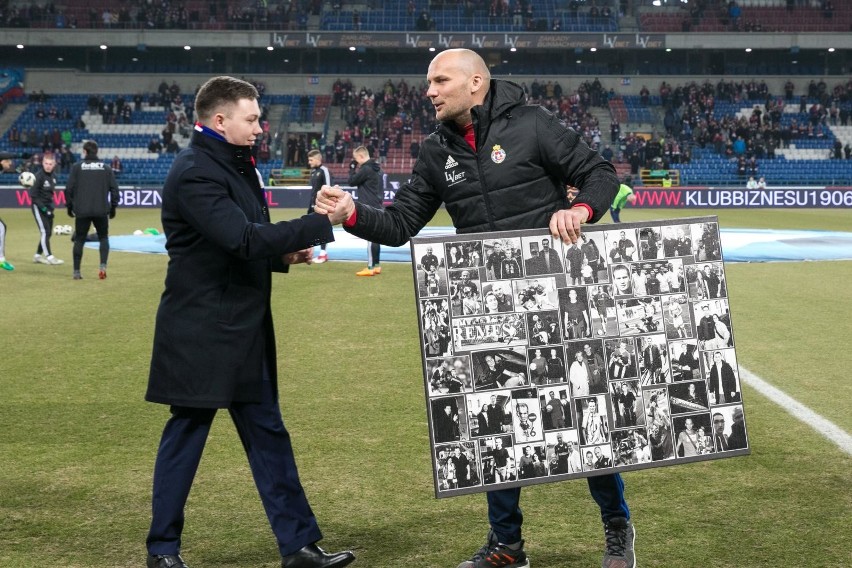 Wisła Kraków uhonorowała Arkadiusza Głowackiego. Debiutował w barwach „Białej Gwiazdy” 18 lat temu!