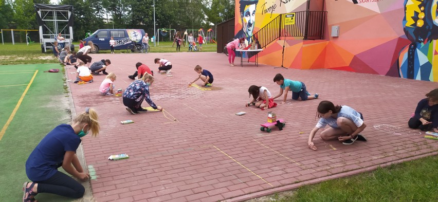 Laureatom konkursu plastycznego gratulował Dariusz Piątek,...