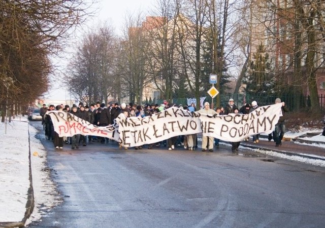 Kibiców nie zlekceważyli władze Janikowa, którzy wyszli przed budynek urzędu i ich zaprosili przedstawicieli do sali konferencyjnej.